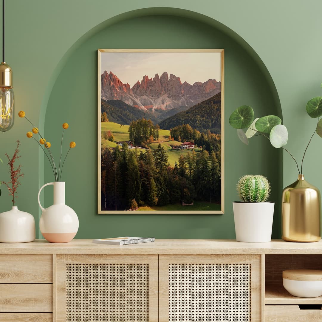 Fotoleinwände hängen an der Wand